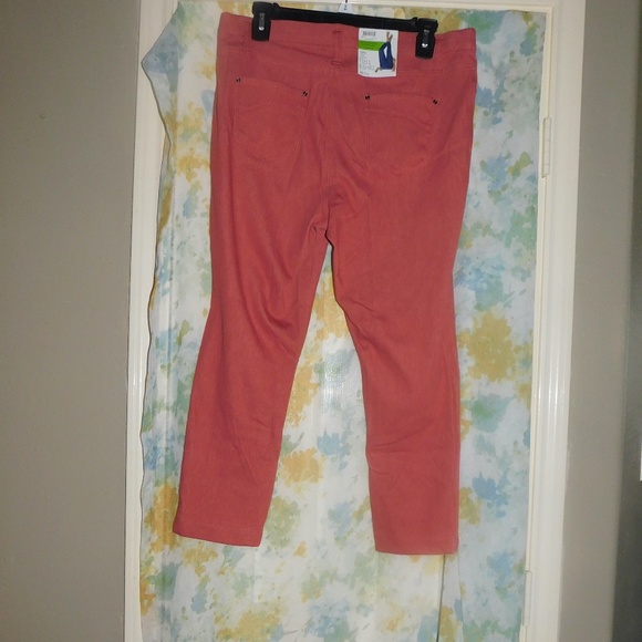 Time and Tru Capri Jegging - Picture 3 of 5